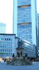 2016-Frankfurt/Main-Skyline mit Denkmal