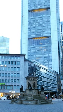 2016-Frankfurt/Main-Skyline mit Denkmal